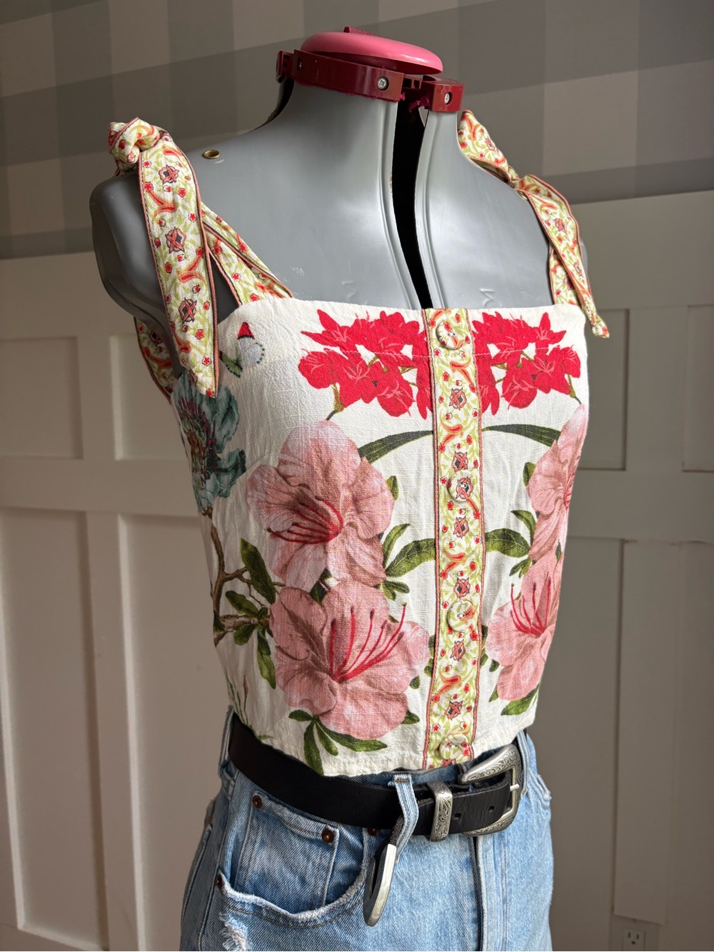 Rose & Olive Floral Tie-Shoulder Cropped Tank Top in White, Pink & Red Large - Picture 2 of 7